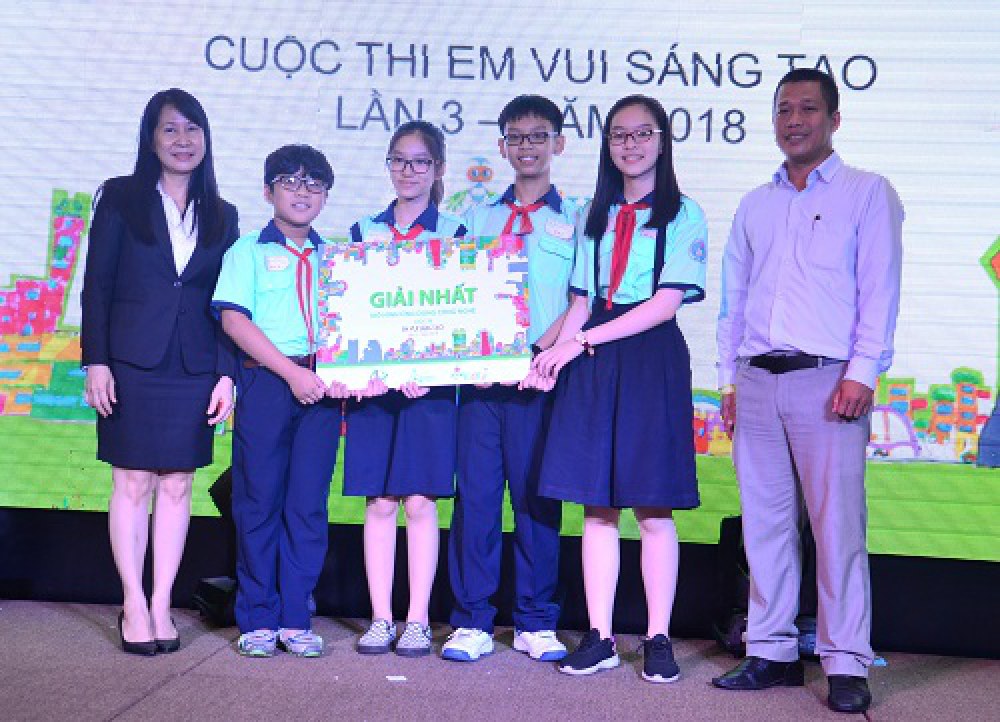 Bà Chu Vân Hải, Phó giám đốc Sở Khoa học và Công nghệ TP.HCM (trái) trao giải Nhất cho nhóm học sinh trường THCS Kiến Thiết. Ảnh: Hà Thế An.