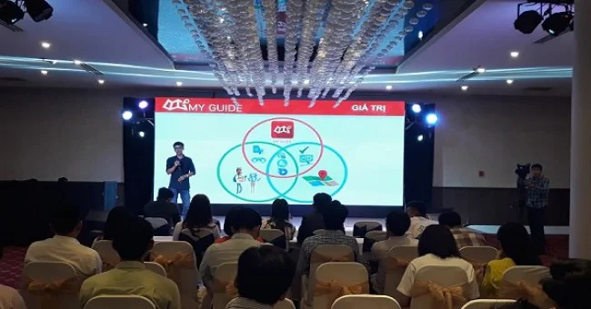 Founder Nguyễn Văn Thắng trình bày về ứng dụng My Guide tại sự kiện