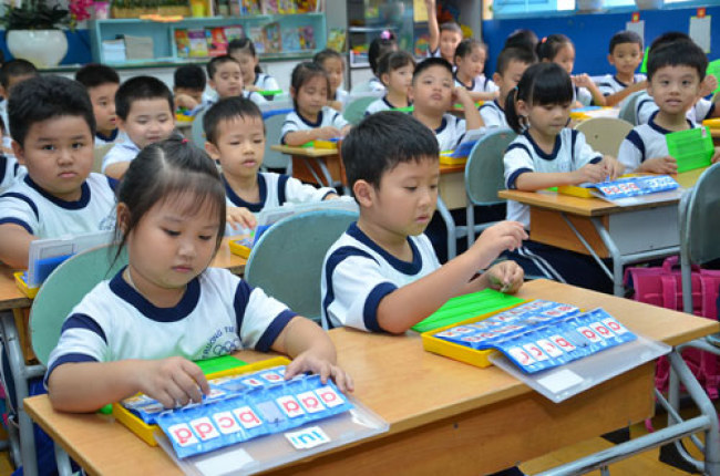 Tình trạng quá tải học sinh trong các lợp học diễn ra phổ biến tại các trường học hiện nay, đặc biệt là tại những thành phố lớn như TP.HCM