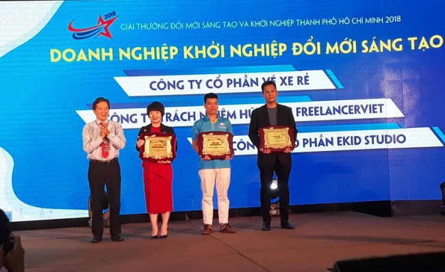 Ông Nguyễn Đông Phương, Phó Giám đốc Sở Công thương TP.HCM, trao giải thưởng cho 3 doanh nghiệp khởi nghiệp đổi mới sáng tạo tiêu biểu 2018.