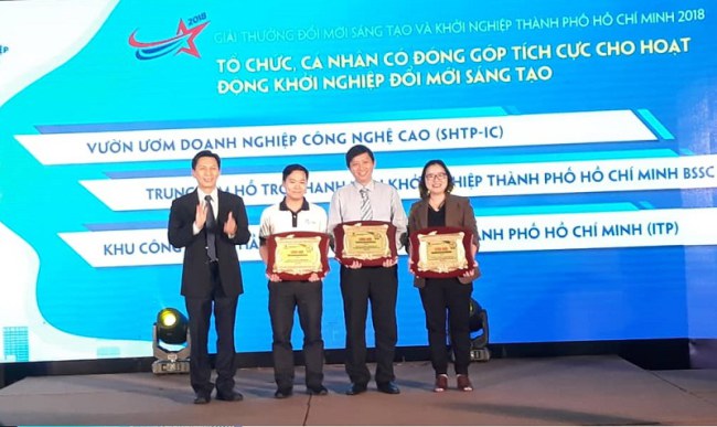 Ông Nguyễn Việt Dũng, Giám đốc Sở KH&CN, trao giải cho 3 tổ chức có đóng góp tích cực cho hoạt động đổi mới sáng tạo và khởi nghiệp