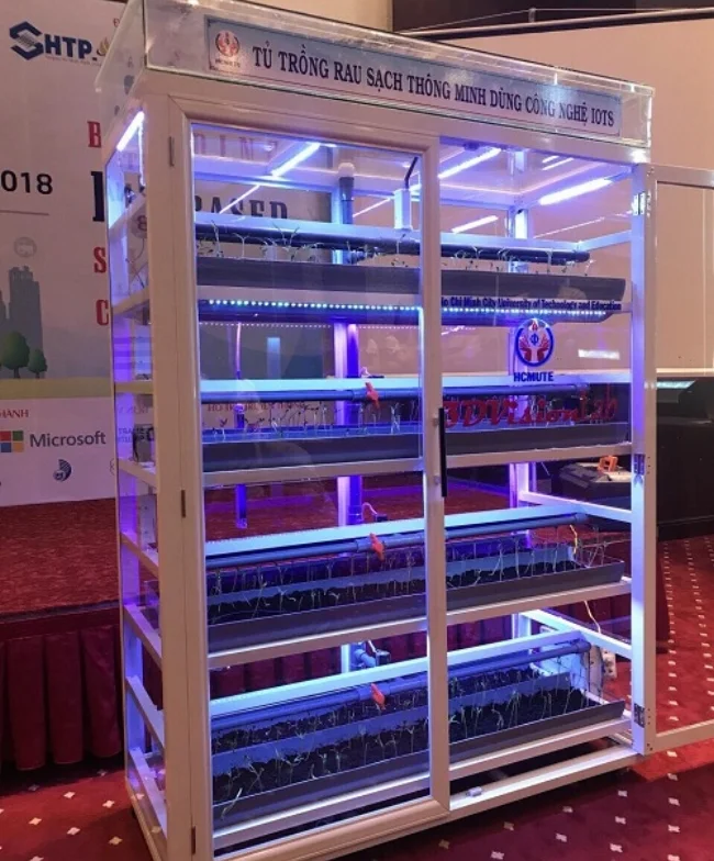 Tủ trồng rau sạch thông minh đã đạt giải nhì cuộc thi IoT Startup do Vườn ươm doanh nghiệp Khu Công nghệ cao TP.HCM tổ chức và được trưng bày tại triển lãm của Tuần lễ đổi mới sáng tạo và khởi nghiệp TP.HCM (WHISE) năm 2018 vừa qua. Ảnh: Hà Thế An.
