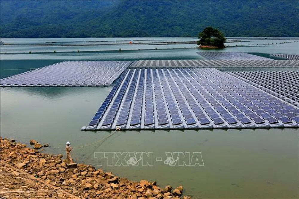 Nhà máy điện mặt trời nổi đầu tiên ở Việt Nam