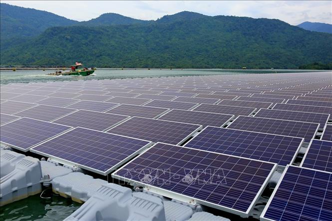  Nhà máy điện mặt trời nổi được xây dựng trên diện tích 57ha hồ thuỷ điện Đa Mi, thuộc địa bàn xã La Ngâu (huyện Tánh Linh) và các xã Đa Mi, La Dạ (huyện Hàm Thuận Bắc) của tỉnh Bình Thuận. 