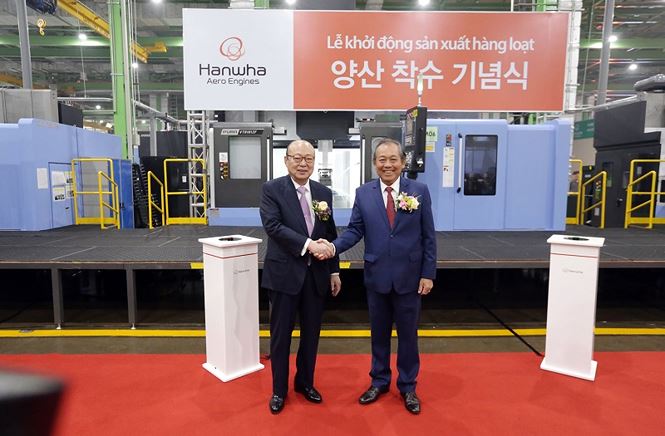  Phó Thủ tướng thường trực Trương Hòa Bình cùng ông Kim Seung Yeon, Chủ tịch Tập đoàn Hanwha bắt tay chúc mừng Nhà máy Hanwha Aero Engines đi vào hoạt động. Dự án sau khi đi vào hoạt động sẽ đóng góp thuế vào ngân sách thành phố Hà Nội, tạo việc làm 
