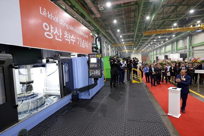  Phó Thủ tướng thường trực Trương Hòa Bình cùng ông Kim Seung Yeon, Chủ  tịch Tập đoàn Hanwha ấn nút khởi động sản xuất hàng loạt. Sau thời gian  xây dựng và lắp đặt máy móc thiết bị, vận hành thử, Nhà máy đã chính  thức khành thành đi vào sản xuất h