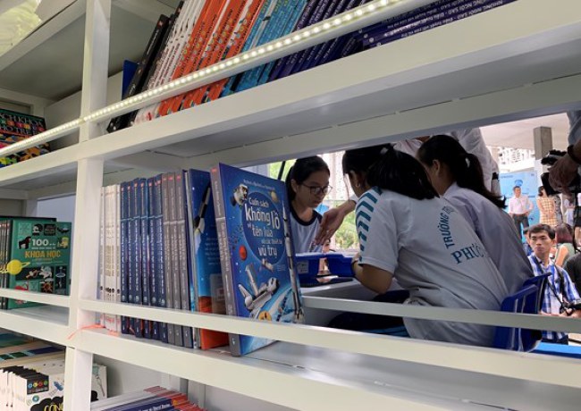 Sau thành công của Không gian công nghệ thiếu nhi S.hub Kids – một thư viện hiện đại với các lớp học STEM Robotics và STEM Khoa học vui, Samsung tiếp tục hành trình mang STEM đến nhiều người thụ hưởng hơn, cụ thể là các em học sinh tại các tỉnh x…