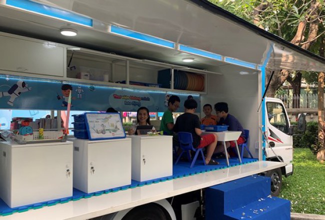 Xe Thư viện lưu động được thiết kế vừa là không gian di chuyển, chứa thiết bị & học cụ, vừa là nơi diễn ra các lớp học mini cho các em kết hợp với không gian thư viện trường. Nội dung lớp học bao gồm STEM Robotics, STEM khoa học vui, đọc sách…