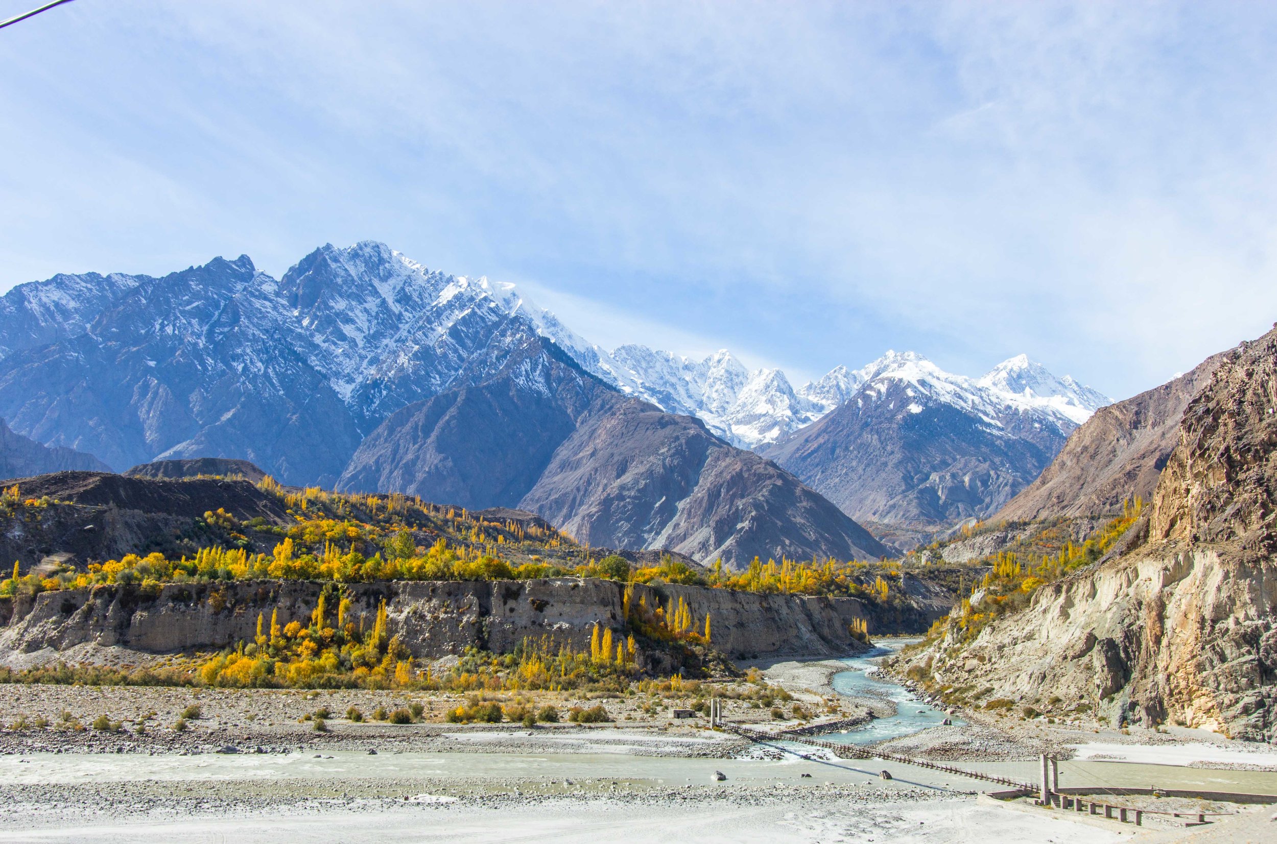  Thung lũng Hunza mùa thu đẹp ngất ngây với núi tuyết và lá vàng 