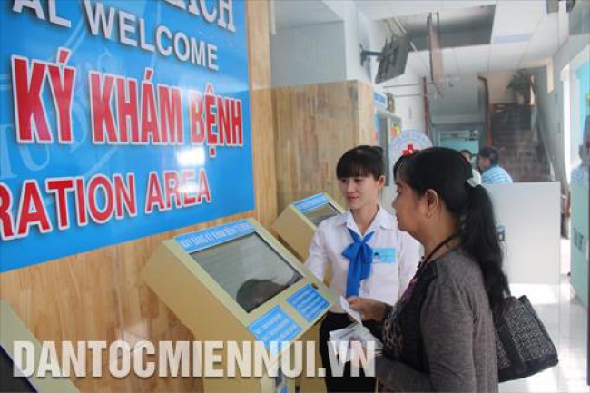 Nhân viên Bệnh viện Quận Thủ Đức hướng dẫn người dân đăng ký khám bệnh trực tuyến. Ảnh: Đinh Hằng