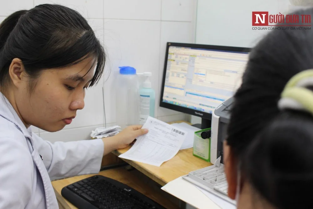 Các bệnh nhân khi đến bệnh viện quận Thủ Đức không còn phải mang theo sổ khám bệnh. (Ảnh: Hà Nhân).