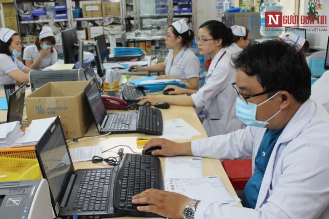 Ngoài chuyên môn, bác sĩ trong thời đại 4.0 còn phải hiểu biết về công nghệ thông tin. (Ảnh: Hà Nhân).