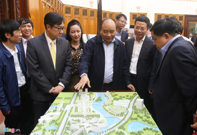 Thủ tướng Nguyễn Xuân Phúc tham quan mô hình trung tâm. Ảnh: Hiếu Công.