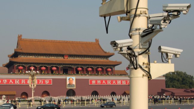 Phía sau những chiếc camera này là hàng tỷ dòng lệnh được xử lý tự động bởi trí tuệ nhân tạo, giúp xác định được danh tính một người dù người đó đang hòa vào dòng người đông đúc. Ảnh: NPR.