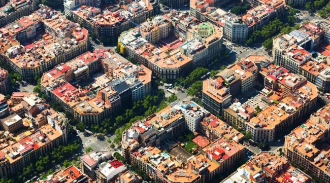 Barcelona thời tiền công nghệ nổi tiếng với lối quy hoạch đô thị thông minh, giờ đây thành phố này được biết đến với hệ thống vận hành đô thị thông minh giúp giải quyết được tối đa những vấn đề của một thành phố hiện đại. Ảnh: Digital Trends.