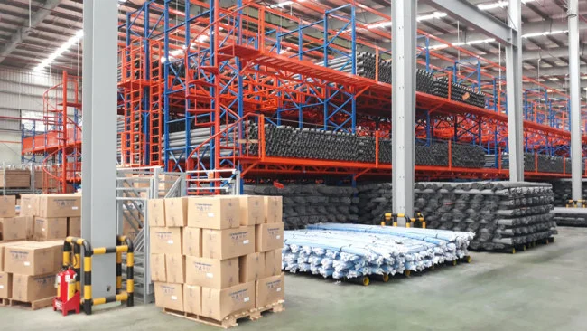 Nguyên liệu, thành phẩm trong nhà xưởng được bố trí khoa học để tối ưu hiệu quả sản xuất