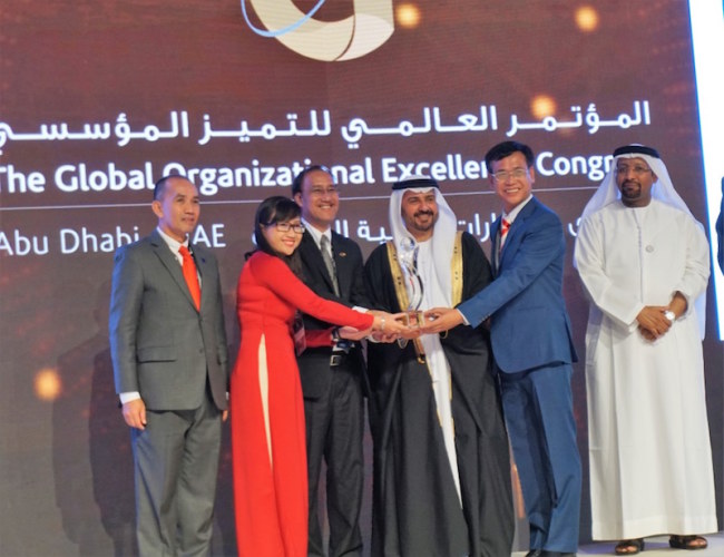 Đại diện Nhựa Bình Minh nhận giải World Class Award cho loại hình sản xuất lớn tại lễ trao Giải thưởng Chất lượng Quốc tế Châu Á - Thái Bình Dương GPEA 2018