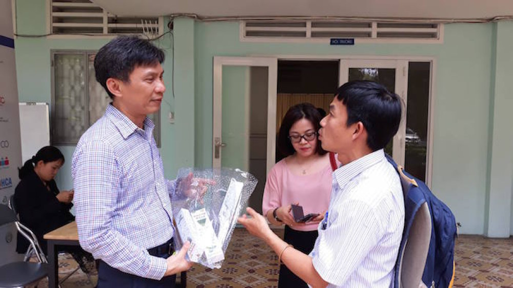 Ông Nguyễn Việt Dũng, Giám đốc Sở KH&CN TP.HCM trao đổi với đại diện các doanh nghiệp