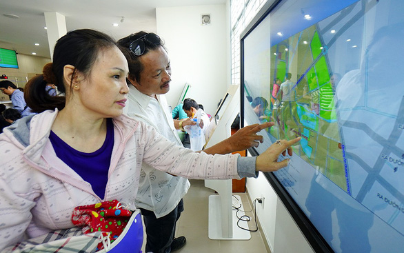 Dịch vụ công trực tuyến giúp người dân chỉ việc ngồi ở nhà hoặc bất cứ nơi đâu có mạng Internet kê khai hồ sơ, nộp, bổ sung qua mạng, tiết kiệm chi phí và đỡ tốn thời gian đi lại. Trong ảnh: người dân tra cứu thông tin trực tuyến về quy hoạch tại UBND quận Bình Tân, TP.HCM- Ảnh: QUANG ĐỊNH