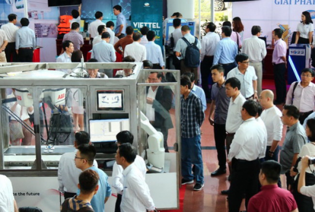  Đại biểu tham quan các mô hình, sản phẩm thông minh.