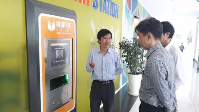 Đại diện trường ĐH Tôn Đức Thắng giới thiệu với đoàn của Sở KH&CN TP.HCM hệ thống thư viện thông minh của nhà trường