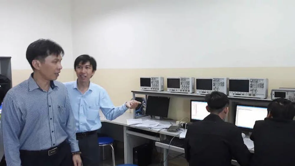 Ông Nguyễn Việt Dũng tham quan khu giảng dạy, học tập của khoa Điện - Điện tử thuộc trường ĐH Tôn Đức Thắng