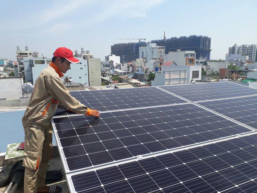 Không lo tăng giá, không lo cắt điện nhờ lắp pin mặt trời trên mái nhà 