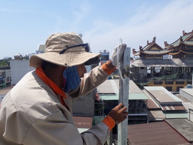 Điện mặt trời dần nhận được sự quan tâm của người dân. Trong ảnh: Công nhân lắp khung cho tấm pin mặt trời. Ảnh: Hà Thế An.