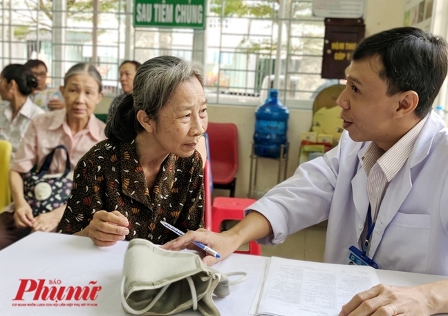 Bác sĩ tư vấn cho bệnh nhân. Ảnh: Hiếu Nguyễn