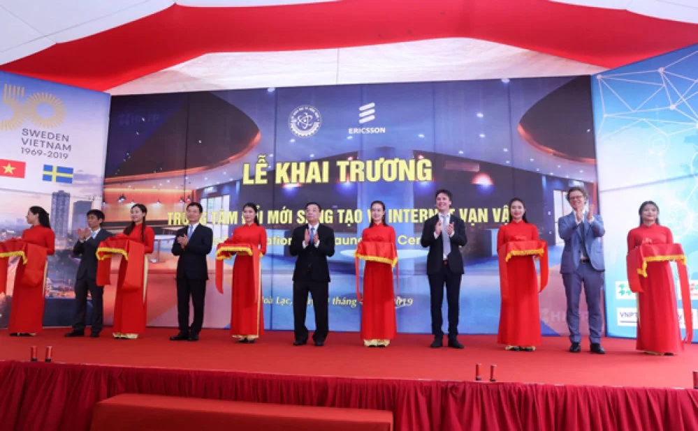 Các đại biểu cắt băng khánh thành Trung tâm Đổi mới sáng tạo IoT