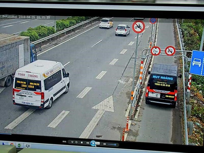 Hình ảnh ô tô chạy vào làn xe máy ở đường dẫn cao tốc Long Thành - Dầu Giây (hướng từ quận 2 về quận 9 được ghi nhận).