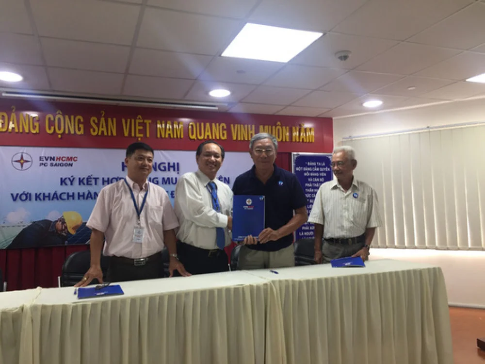Đại diện Tổng Công ty Điện lực TP HCM ký hợp đồng mua bán điện với khách hàng sáng 25-4