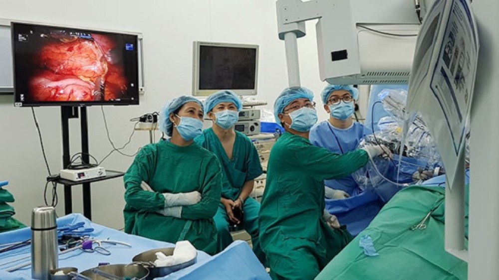 Các bác sĩ Bệnh viện Chợ Rẫy TP Hồ Chí Minh thực hiện ca mổ thận có sự hỗ trợ của robot