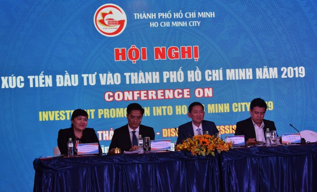 Phó Chủ tịch UBND TP Trần Vĩnh Tuyến điều hành phiên thảo luận