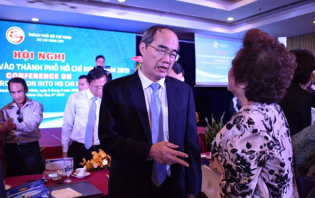 Bí thư Thành ủy TP HCM Nguyễn Thiện Nhân trao đổi với một nhà đầu tư