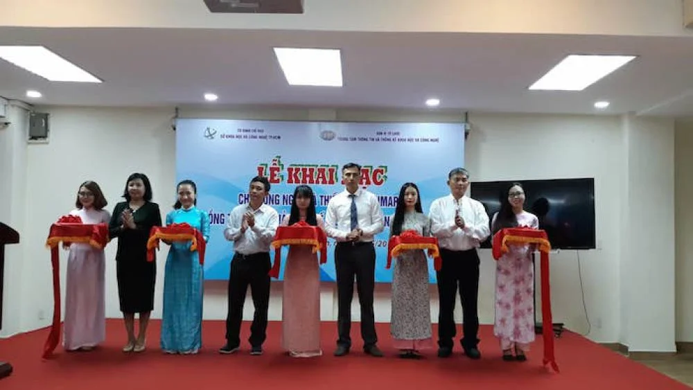 Đại diện Ban tổ chức cắt băng khai mạc “Chợ công nghệ và thiết bị chuyên ngành trồng trọt, bảo quản và chế biến nông sản, thực phẩm”