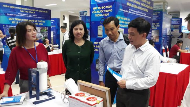 GS.TS Nguyễn Kỳ Phùng, Phó Giám đốc Sở KH&CN TP.HCM tham quan các gian hàng