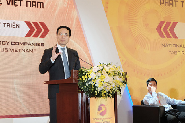 Bộ trưởng Bộ TT&TT Nguyễn Mạnh Hùng chia sẻ quan điểm với các diễn giả tại phiên thảo luận chiều 9/5. Ảnh: Trọng Đạt