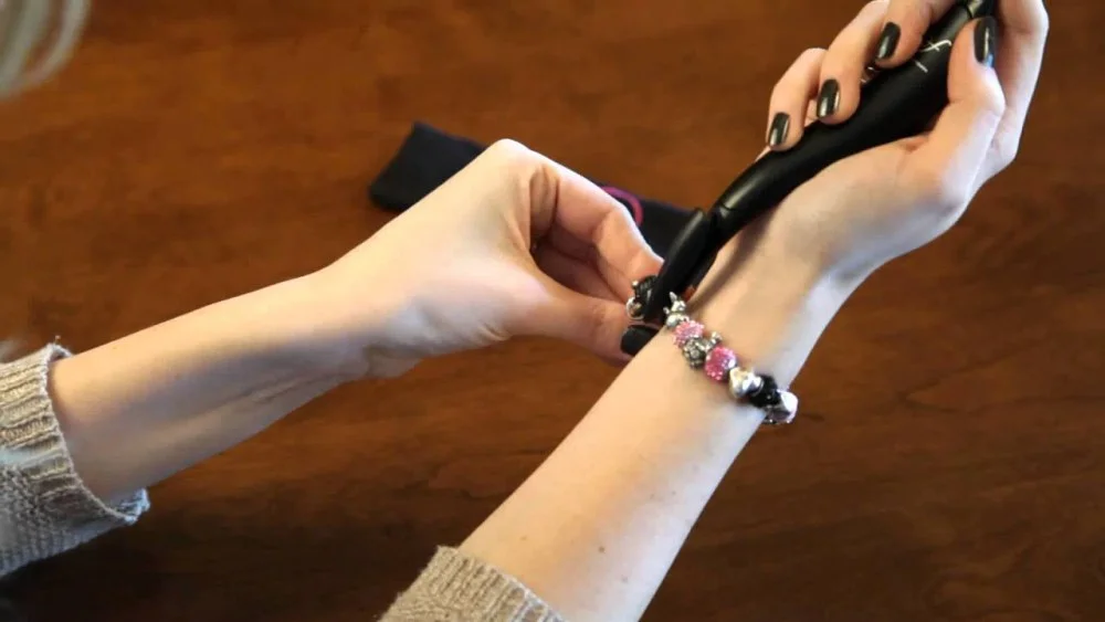 Bracelet fastener - thiết bị hỗ trợ đeo trang sức