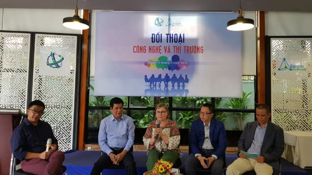Ông Huỳnh Kim Tước, CEO SIHUB (thứ 2 từ trái sang) và bà Marianna Oehlers - Trưởng văn phòng Unicef tại TPHCM (ở giữa) cùng các khách mời tham gia buổi Đối thoại.