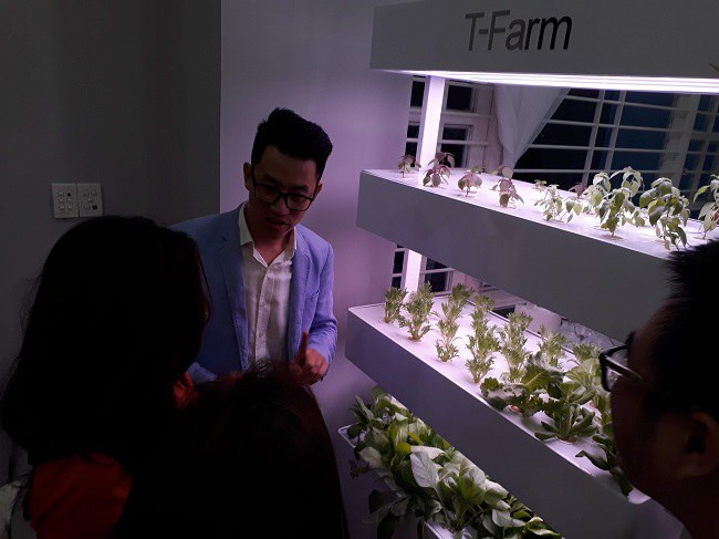 Ông Phạm Anh Tuấn CEO Treant Protector (áo vest) giới thiệu mô hình tới khách tham quan. Ảnh: Hà Thế An.
