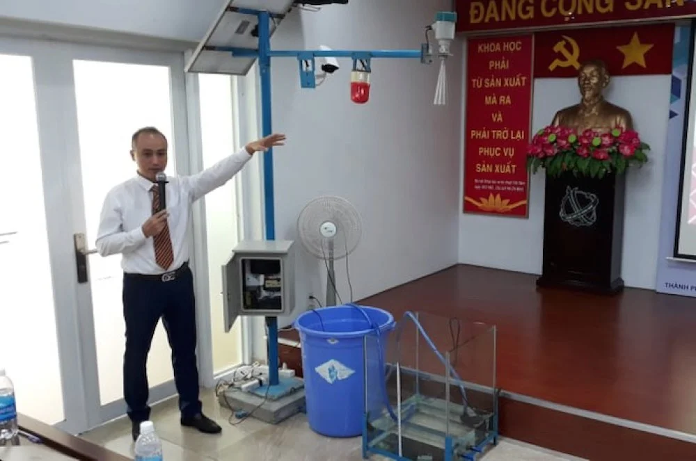 Tác giả Bùi Hữu Phú trình bày sản phẩm tại vòng chung kết cuộc thi