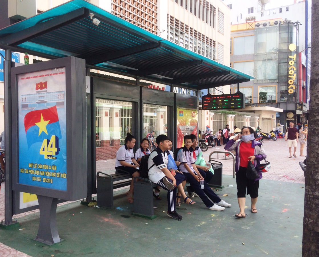 Lắp đặt nhà chờ xe buýt hiện đại 700 triệu đồng ở TP.HCM