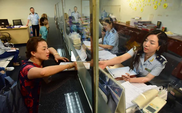 Doanh nghiệp làm thủ tục xuất nhập khẩu tại Chi cục Hải quan cửa khẩu quốc tế sân bay Tân Sơn Nhất - Ảnh: QUANG ĐỊNH