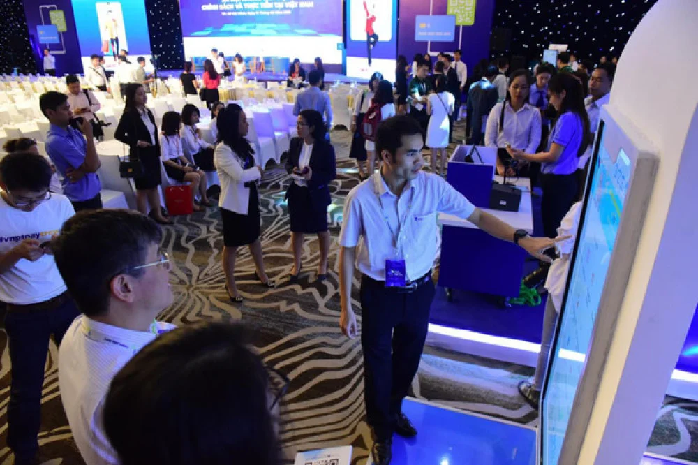 Khách tham quan các gian hàng tại hội thảo "Xã hội không tiền mặt: chính sách và thực tiễn tại Việt Nam" sáng 11-6 - Ảnh: QUANG ĐỊNH