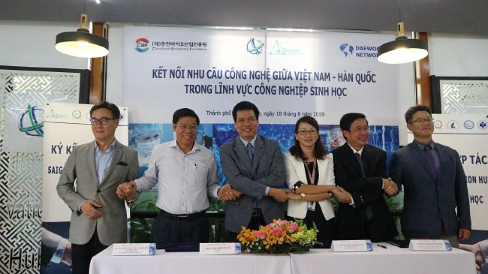 Đại diện các đơn vị của Việt Nam và Hàn Quốc bắt tay hợp tác với "bà mối" là SIHUB. Trong ảnh: Ông Huỳnh Kim Tước CEO SIHUB (thứ 3 từ trái sang) cùng với các đơn vị ký kết biên bản ghi nhớ. Ảnh: Thanh Tâm.