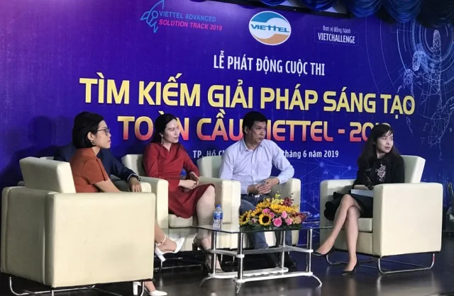 Ông Huỳnh Kim Tước- CEO Saigon Innovation Hub, thuộc Sở KH&CN TP.HCM (thứ 2, từ bên phải) cùng các diễn giả tham dự tọa đàm trong khuôn khổ Lễ phát động.