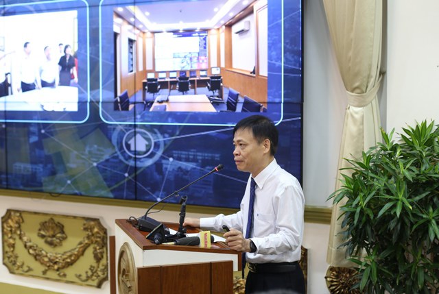 Phó giám đốc Sở TT&TT Lê Quốc Cường báo cáo tại hội nghị
