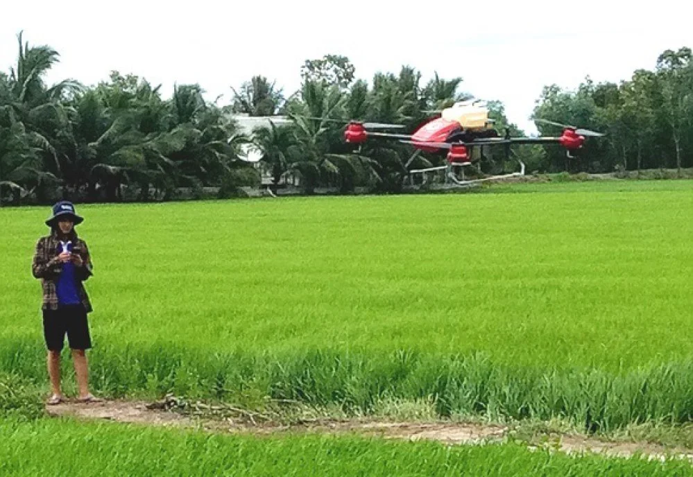 'Siêu' nông dân 'rốn phèn' làm nông nghiệp công nghệ cao với máy bay