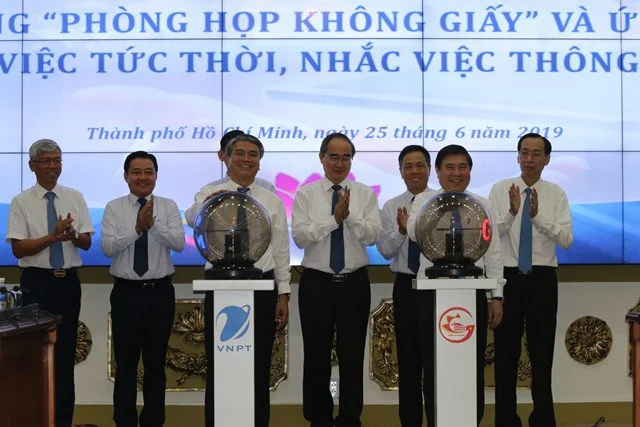 Chủ tịch TP.HCM thị phạm cho cấp dưới sử dụng phòng họp không giấy tờ